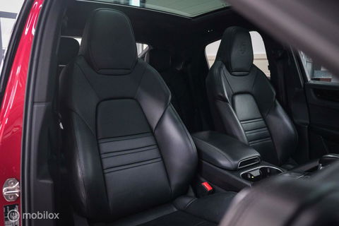Porsche Cayenne Coupé 3.0 E-Hybrid | Karmijn Rood | Sportchrono | NL auto | Trekhaak | Adaptive | Sportstoelen | 5 zitter | Techart | GTS look | BTW a