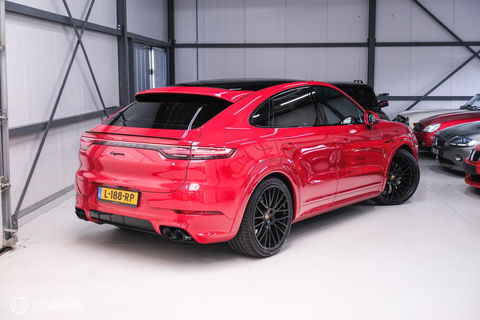 Porsche Cayenne Coupé 3.0 E-Hybrid | Karmijn Rood | Sportchrono | NL auto | Trekhaak | Adaptive | Sportstoelen | 5 zitter | Techart | GTS look | BTW a