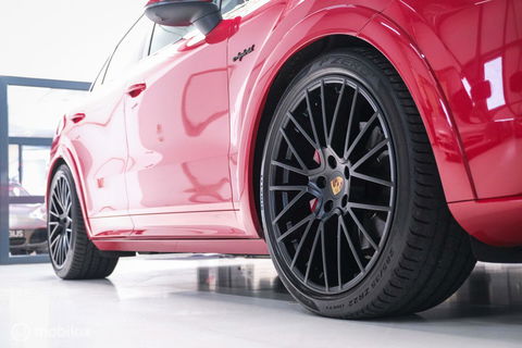 Porsche Cayenne Coupé 3.0 E-Hybrid | Karmijn Rood | Sportchrono | NL auto | Trekhaak | Adaptive | Sportstoelen | 5 zitter | Techart | GTS look | BTW a