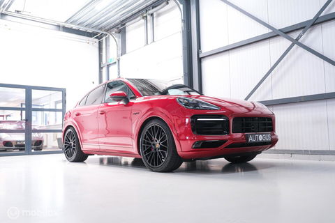 Porsche Cayenne Coupé 3.0 E-Hybrid | Karmijn Rood | Sportchrono | NL auto | Trekhaak | Adaptive | Sportstoelen | 5 zitter | Techart | GTS look | BTW a