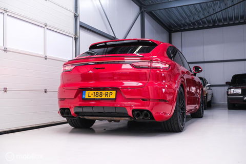 Porsche Cayenne Coupé 3.0 E-Hybrid | Karmijn Rood | Sportchrono | NL auto | Trekhaak | Adaptive | Sportstoelen | 5 zitter | Techart | GTS look | BTW a