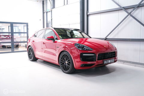 Porsche Cayenne Coupé 3.0 E-Hybrid | Karmijn Rood | Sportchrono | NL auto | Trekhaak | Adaptive | Sportstoelen | 5 zitter | Techart | GTS look | BTW a