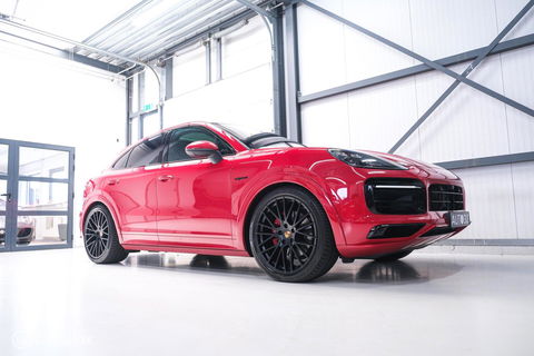 Porsche Cayenne Coupé 3.0 E-Hybrid | Karmijn Rood | Sportchrono | NL auto | Trekhaak | Adaptive | Sportstoelen | 5 zitter | Techart | GTS look | BTW a
