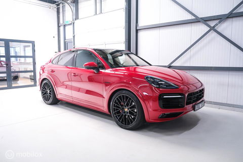 Porsche Cayenne Coupé 3.0 E-Hybrid | Karmijn Rood | Sportchrono | NL auto | Trekhaak | Adaptive | Sportstoelen | 5 zitter | Techart | GTS look | BTW a