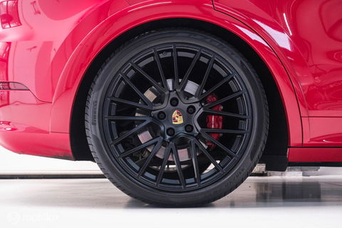 Porsche Cayenne Coupé 3.0 E-Hybrid | Karmijn Rood | Sportchrono | NL auto | Trekhaak | Adaptive | Sportstoelen | 5 zitter | Techart | GTS look | BTW a