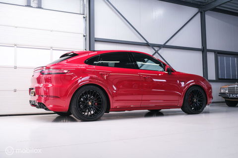 Porsche Cayenne Coupé 3.0 E-Hybrid | Karmijn Rood | Sportchrono | NL auto | Trekhaak | Adaptive | Sportstoelen | 5 zitter | Techart | GTS look | BTW a