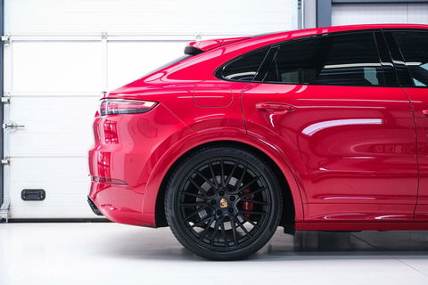 Porsche Cayenne Coupé 3.0 E-Hybrid | Karmijn Rood | Sportchrono | NL auto | Trekhaak | Adaptive | Sportstoelen | 5 zitter | Techart | GTS look | BTW a