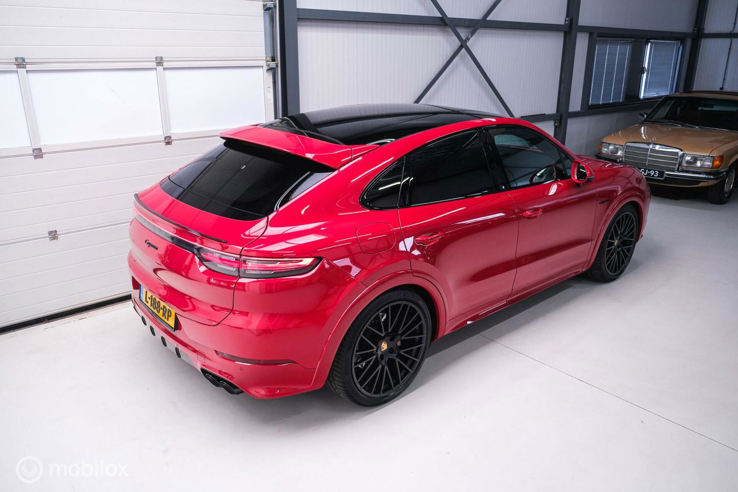 Porsche Cayenne Coupé 3.0 E-Hybrid | Karmijn Rood | Sportchrono | NL auto | Trekhaak | Adaptive | Sportstoelen | 5 zitter | Techart | GTS look | BTW a
