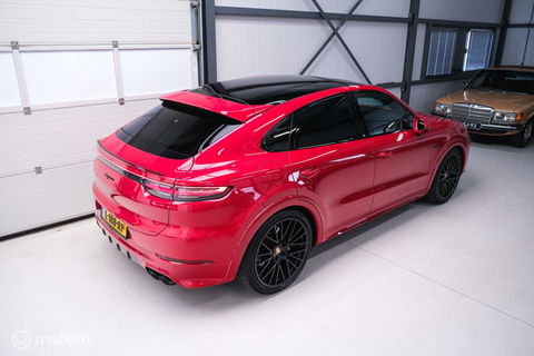 Porsche Cayenne Coupé 3.0 E-Hybrid | Karmijn Rood | Sportchrono | NL auto | Trekhaak | Adaptive | Sportstoelen | 5 zitter | Techart | GTS look | BTW a
