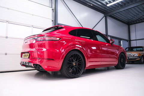 Porsche Cayenne Coupé 3.0 E-Hybrid | Karmijn Rood | Sportchrono | NL auto | Trekhaak | Adaptive | Sportstoelen | 5 zitter | Techart | GTS look | BTW a