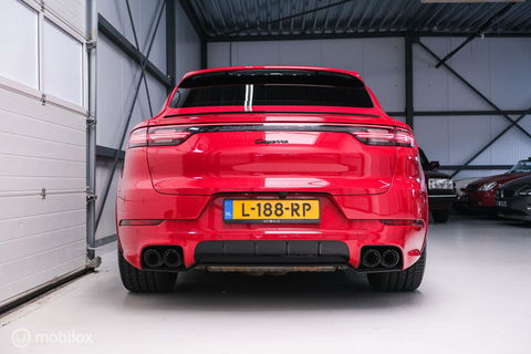 Porsche Cayenne Coupé 3.0 E-Hybrid | Karmijn Rood | Sportchrono | NL auto | Trekhaak | Adaptive | Sportstoelen | 5 zitter | Techart | GTS look | BTW a