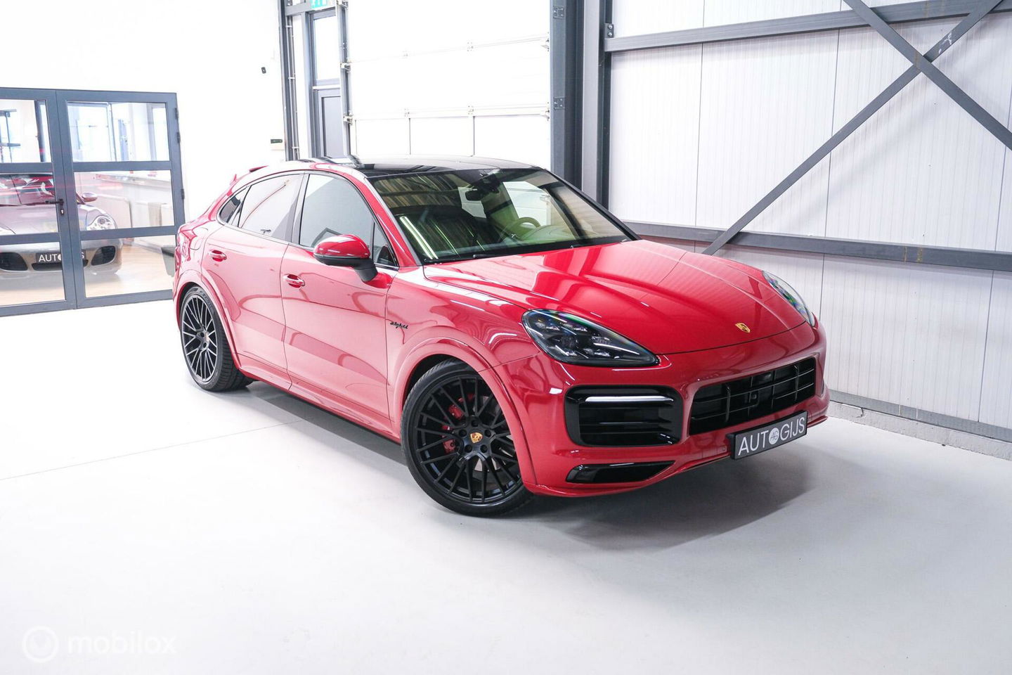 Porsche Cayenne Coupé 3.0 E-Hybrid | Karmijn Rood | Sportchrono | NL auto | Trekhaak | Adaptive | Sportstoelen | 5 zitter | Techart | GTS look | BTW a