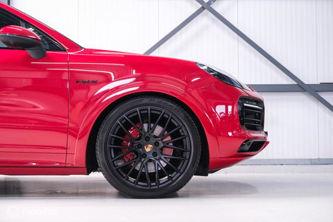 Porsche Cayenne Coupé 3.0 E-Hybrid | Karmijn Rood | Sportchrono | NL auto | Trekhaak | Adaptive | Sportstoelen | 5 zitter | Techart | GTS look | BTW a