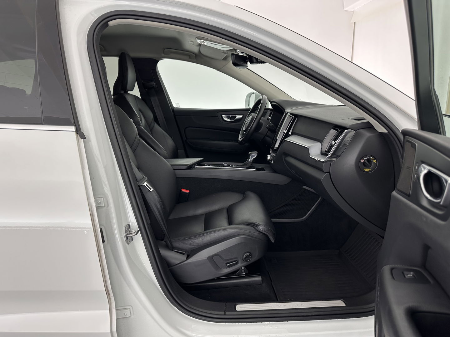 Volvo XC60 2.0 D4 Momentum Pro AUT. *(INCL. BTW) |  SPORT SEAT LEATHER | NAVI | CRUISE | TOWBAR*