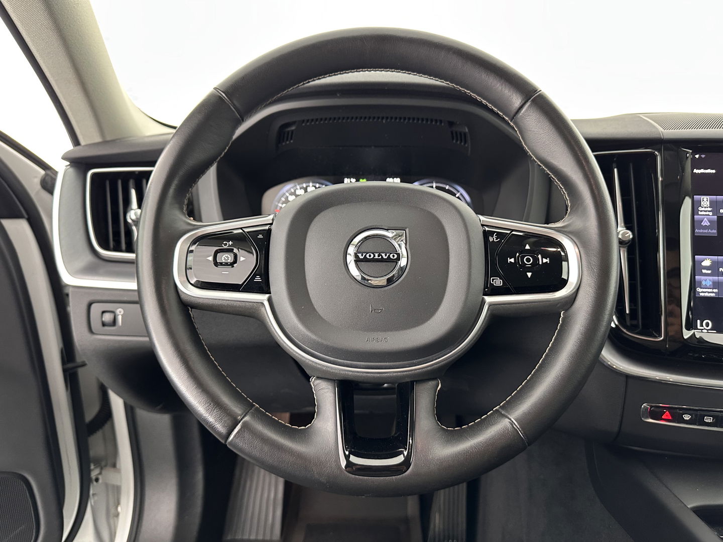 Volvo XC60 2.0 D4 Momentum Pro AUT. *(INCL. BTW) |  SPORT SEAT LEATHER | NAVI | CRUISE | TOWBAR*
