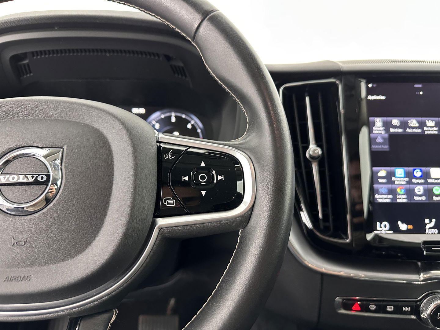 Volvo XC60 2.0 D4 Momentum Pro AUT. *(INCL. BTW) |  SPORT SEAT LEATHER | NAVI | CRUISE | TOWBAR*