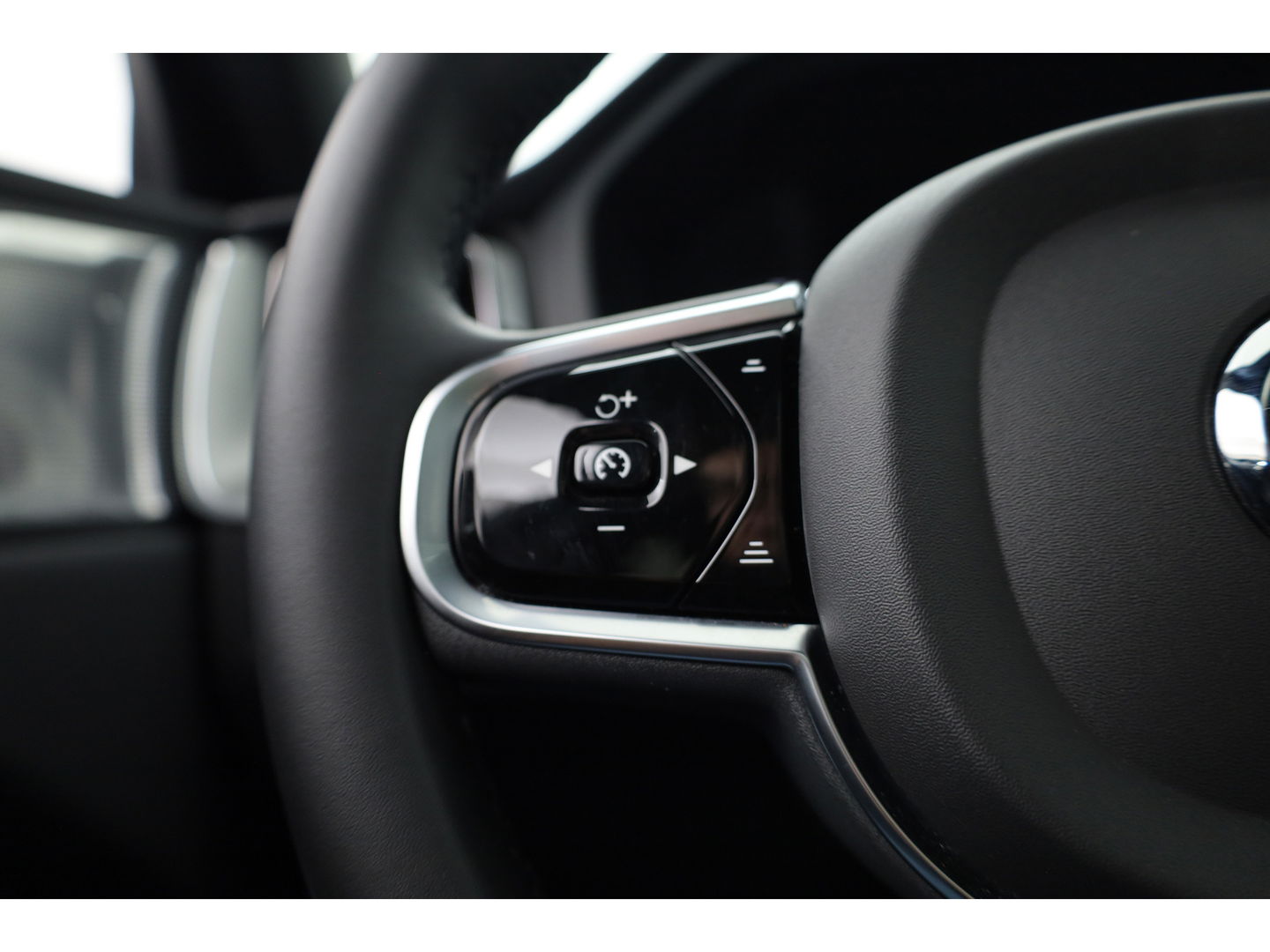 Volvo XC60 T8 Recharge Ultimate Black Edition | Full option | Luchtvering | Massage | Bowers &Wilkins | HUD | Pano | stoelventi. | | Gelaagd Glas |