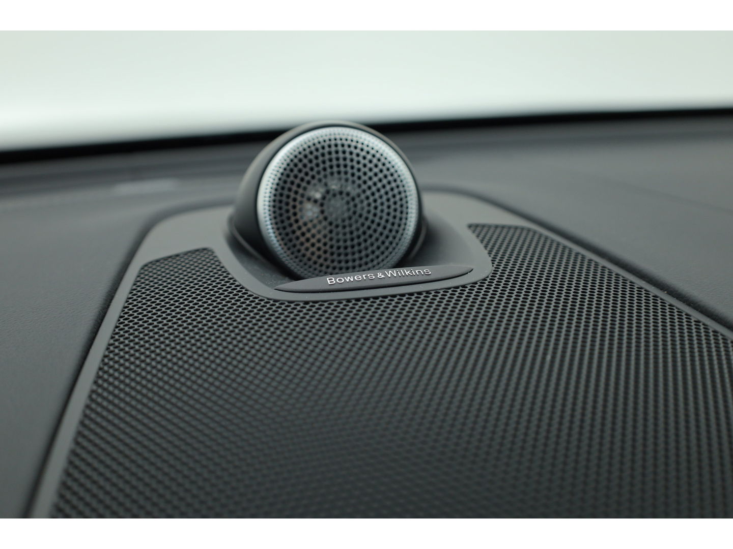 Volvo XC60 T8 Recharge Ultimate Black Edition | Full option | Luchtvering | Massage | Bowers &Wilkins | HUD | Pano | stoelventi. | | Gelaagd Glas |