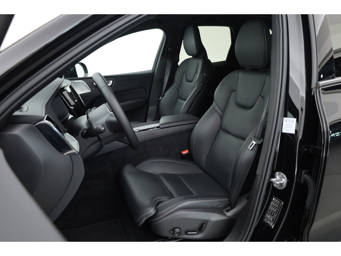 Volvo XC60 T8 Recharge Ultimate Black Edition | Full option | Luchtvering | Massage | Bowers &Wilkins | HUD | Pano | stoelventi. | | Gelaagd Glas |