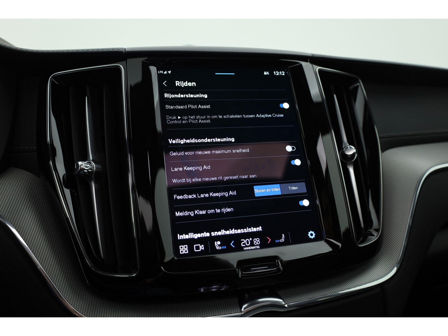 Volvo XC60 T8 Recharge Ultimate Black Edition | Full option | Luchtvering | Massage | Bowers &Wilkins | HUD | Pano | stoelventi. | | Gelaagd Glas |