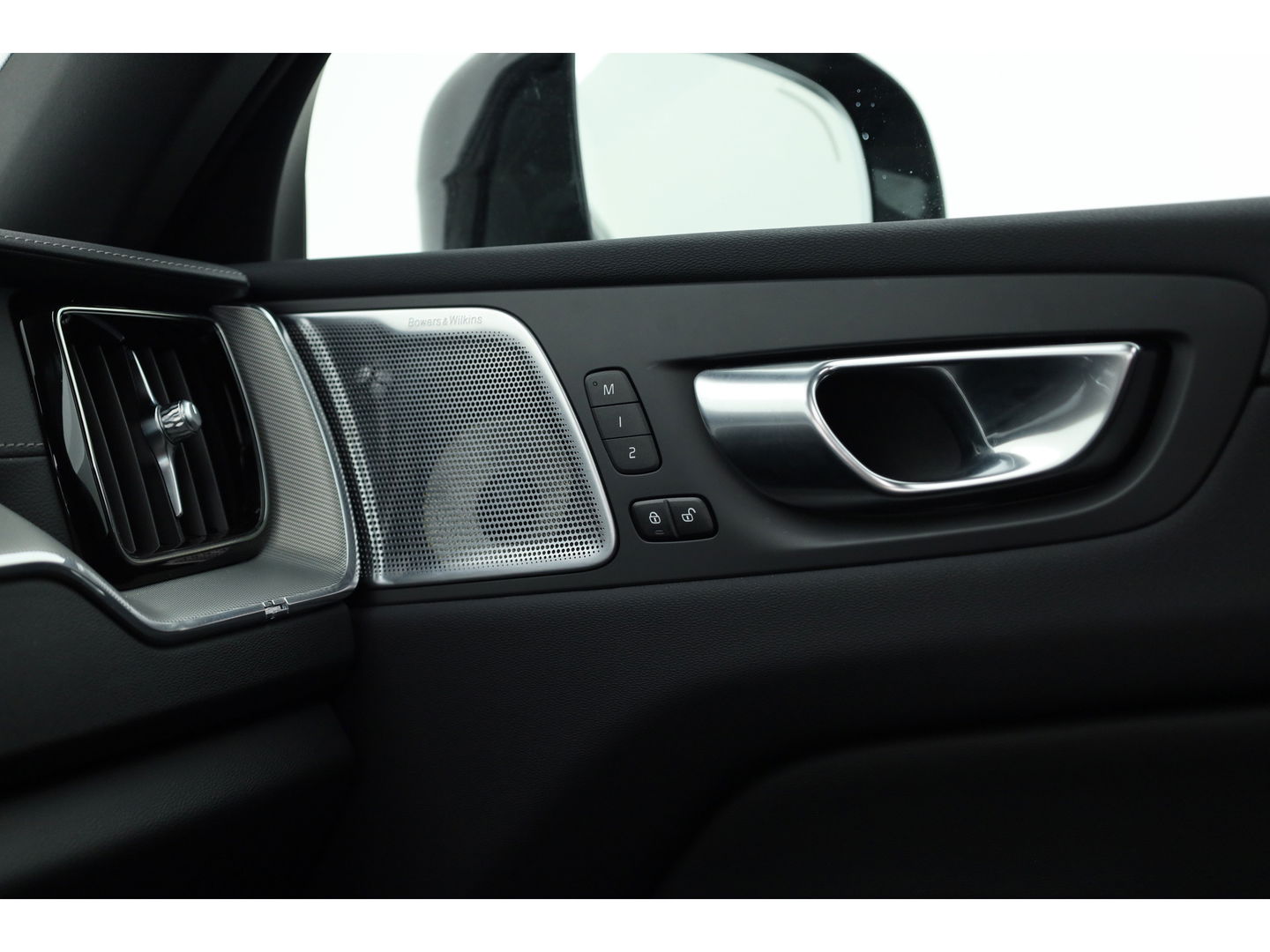 Volvo XC60 T8 Recharge Ultimate Black Edition | Full option | Luchtvering | Massage | Bowers &Wilkins | HUD | Pano | stoelventi. | | Gelaagd Glas |