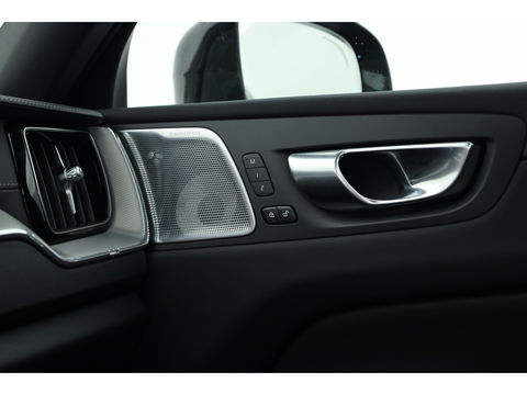 Volvo XC60 T8 Recharge Ultimate Black Edition | Full option | Luchtvering | Massage | Bowers &Wilkins | HUD | Pano | stoelventi. | | Gelaagd Glas |