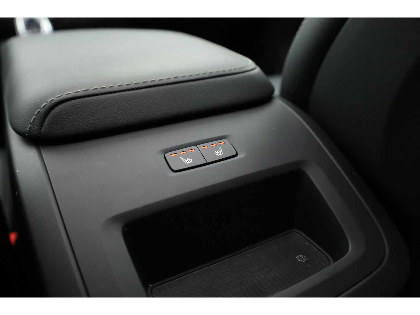 Volvo XC60 T8 Recharge Ultimate Black Edition | Full option | Luchtvering | Massage | Bowers &Wilkins | HUD | Pano | stoelventi. | | Gelaagd Glas |
