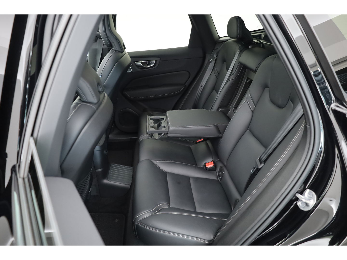 Volvo XC60 T8 Recharge Ultimate Black Edition | Full option | Luchtvering | Massage | Bowers &Wilkins | HUD | Pano | stoelventi. | | Gelaagd Glas |
