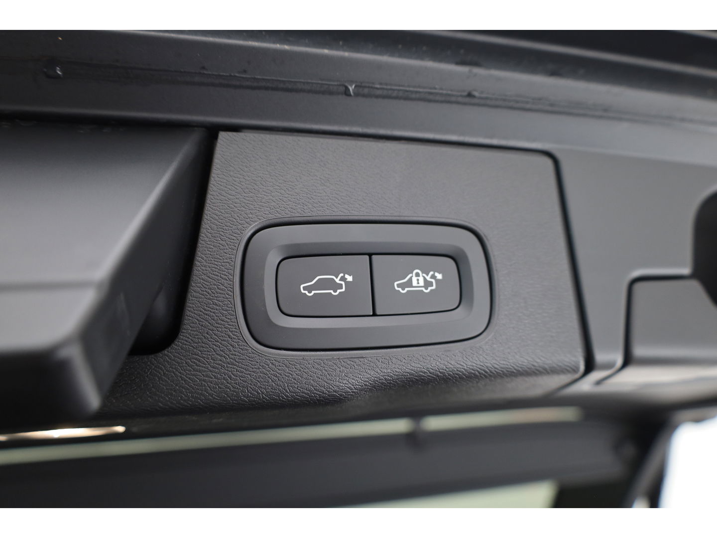Volvo XC60 T8 Recharge Ultimate Black Edition | Full option | Luchtvering | Massage | Bowers &Wilkins | HUD | Pano | stoelventi. | | Gelaagd Glas |