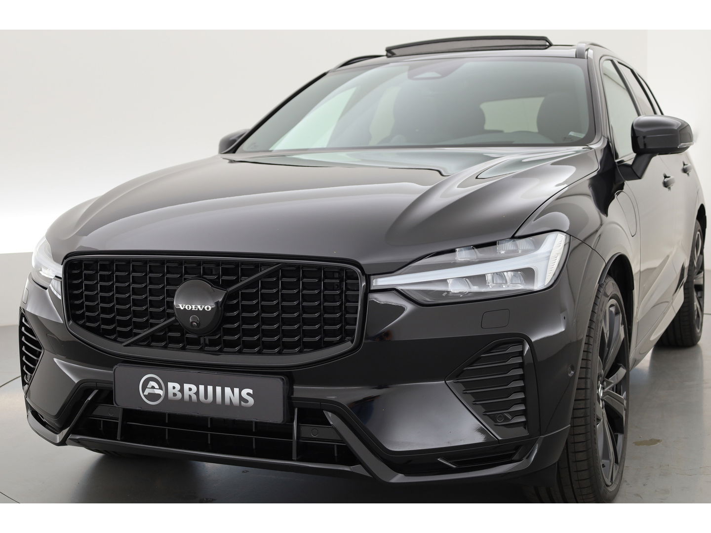 Volvo XC60 T8 Recharge Ultimate Black Edition | Full option | Luchtvering | Massage | Bowers &Wilkins | HUD | Pano | stoelventi. | | Gelaagd Glas |