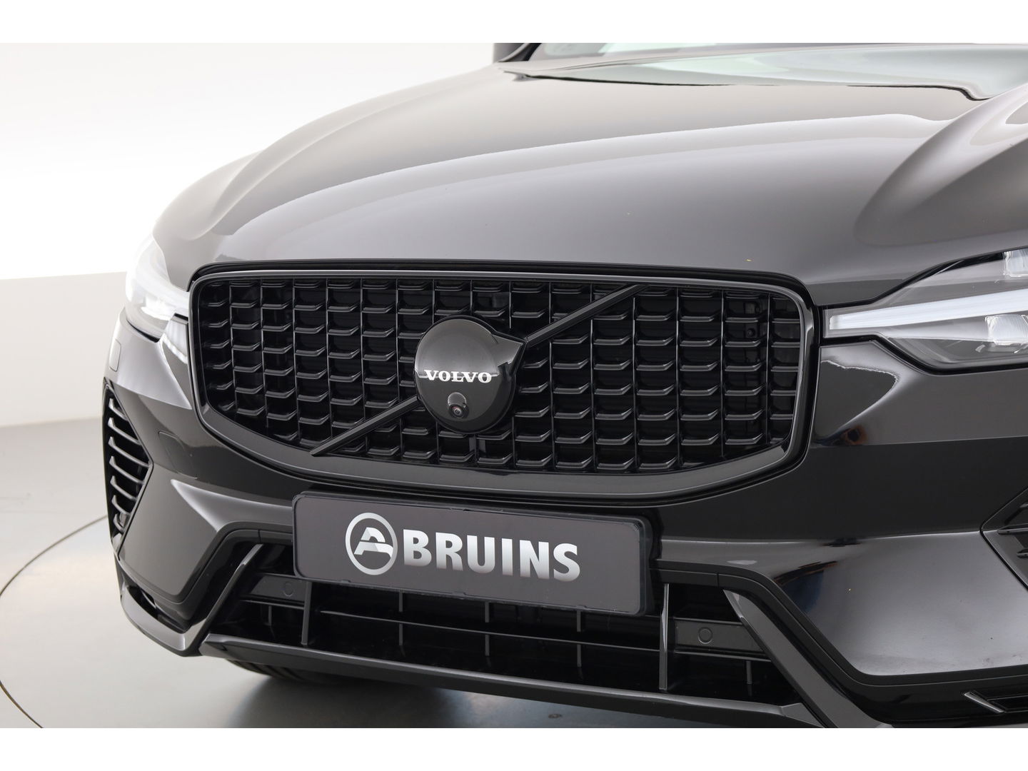 Volvo XC60 T8 Recharge Ultimate Black Edition | Full option | Luchtvering | Massage | Bowers &Wilkins | HUD | Pano | stoelventi. | | Gelaagd Glas |