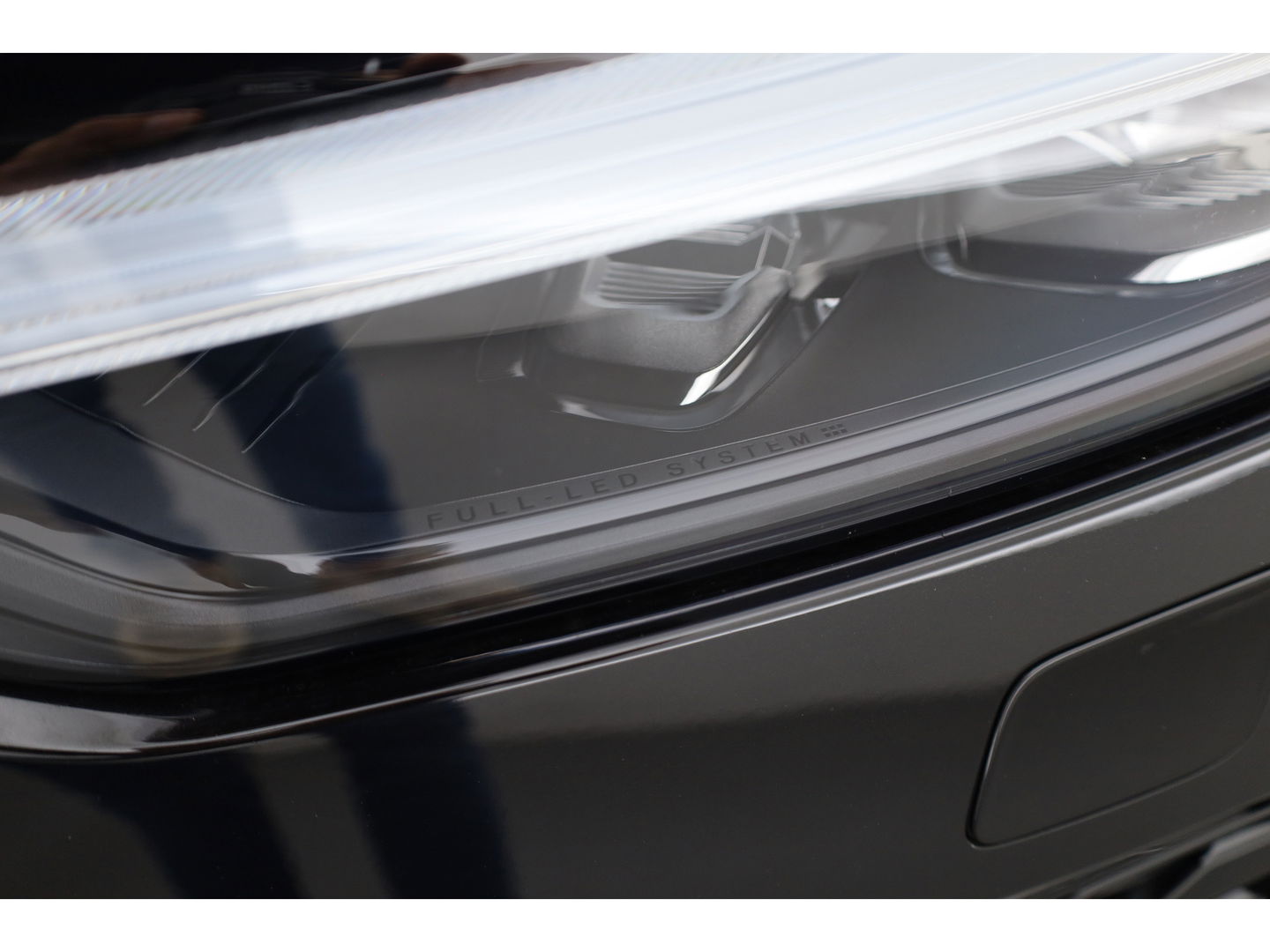 Volvo XC60 T8 Recharge Ultimate Black Edition | Full option | Luchtvering | Massage | Bowers &Wilkins | HUD | Pano | stoelventi. | | Gelaagd Glas |