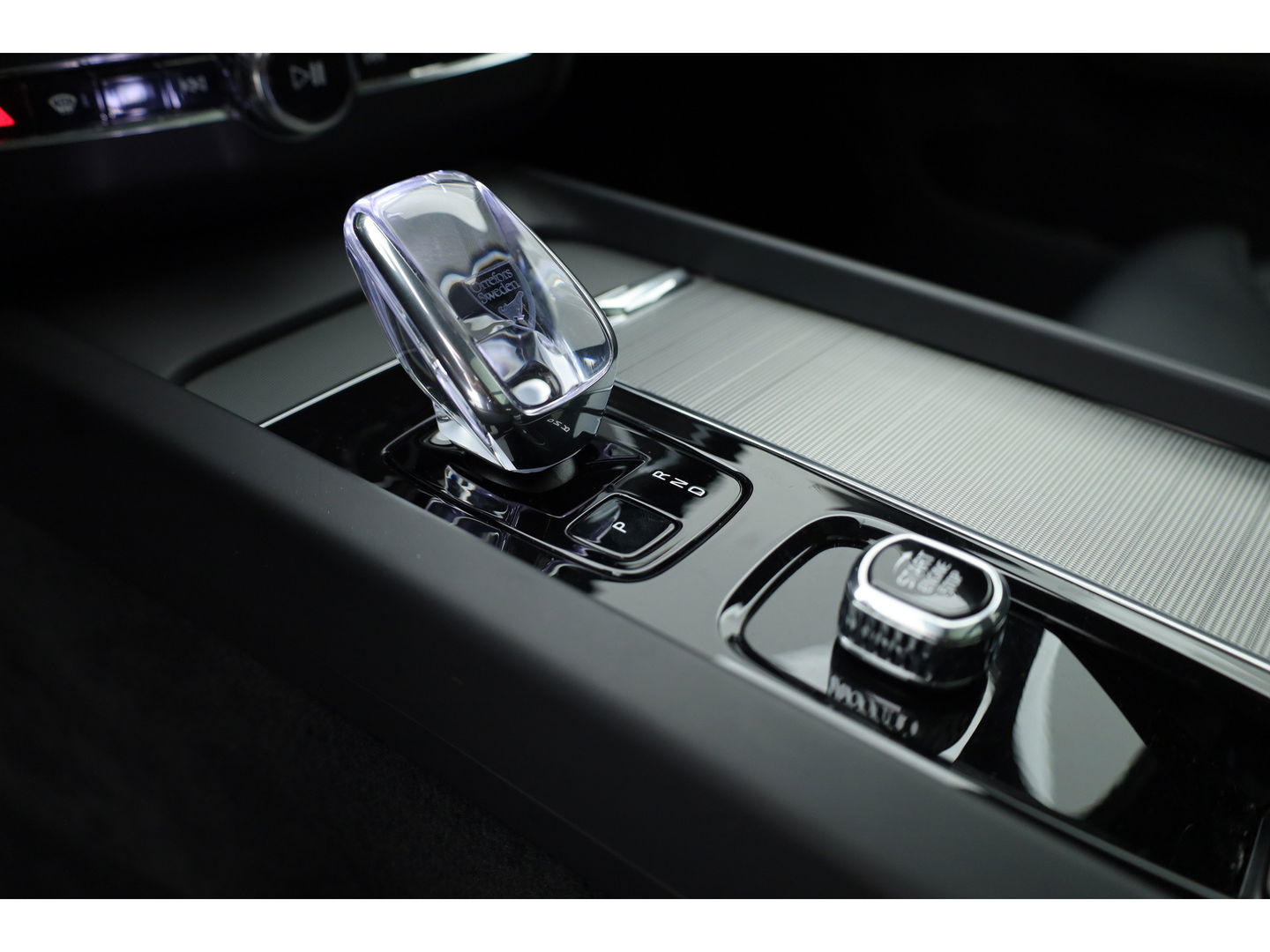 Volvo XC60 T8 Recharge Ultimate Black Edition | Full option | Luchtvering | Massage | Bowers &Wilkins | HUD | Pano | stoelventi. | | Gelaagd Glas |