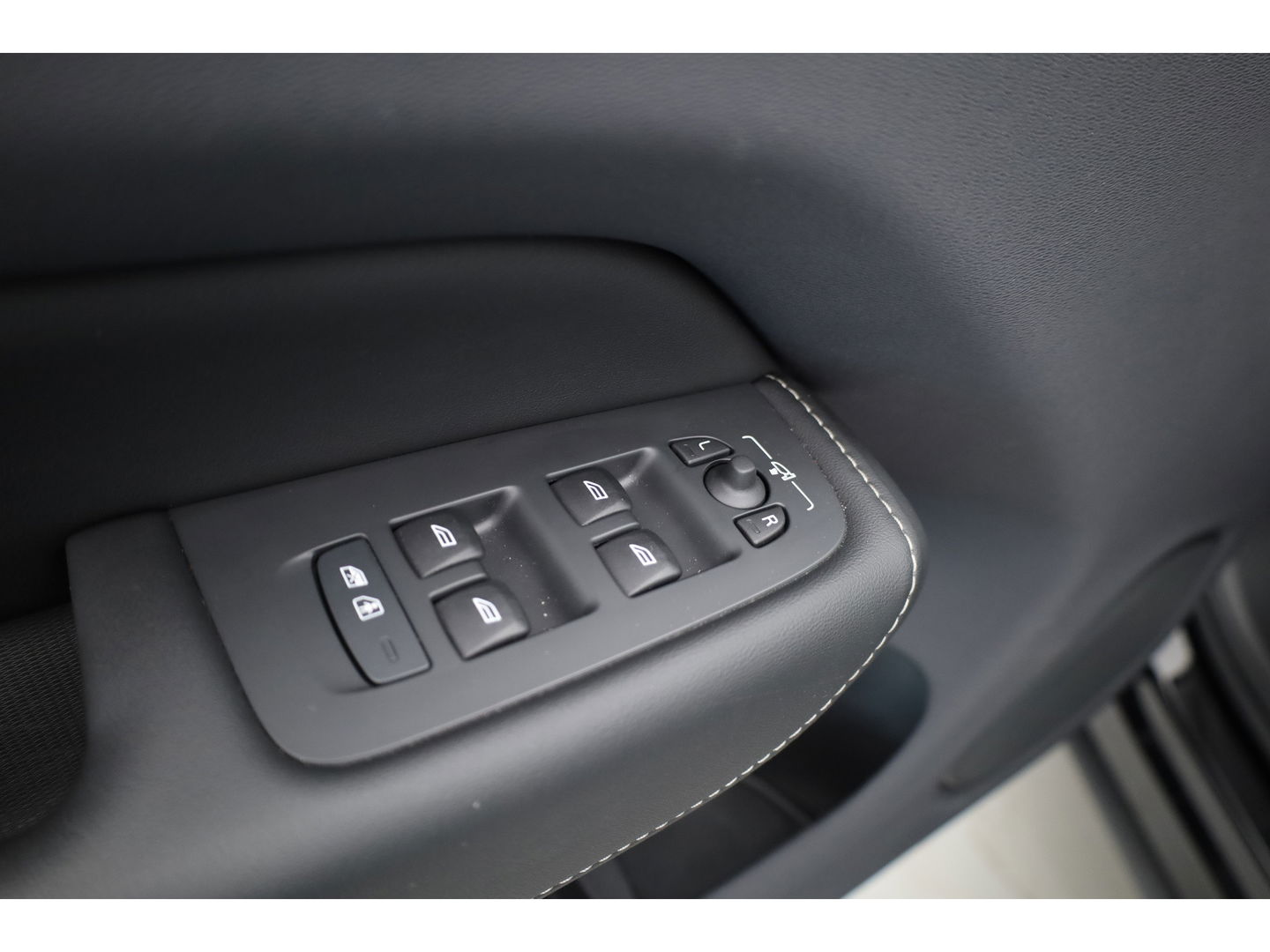 Volvo XC60 T8 Recharge Ultimate Black Edition | Full option | Luchtvering | Massage | Bowers &Wilkins | HUD | Pano | stoelventi. | | Gelaagd Glas |