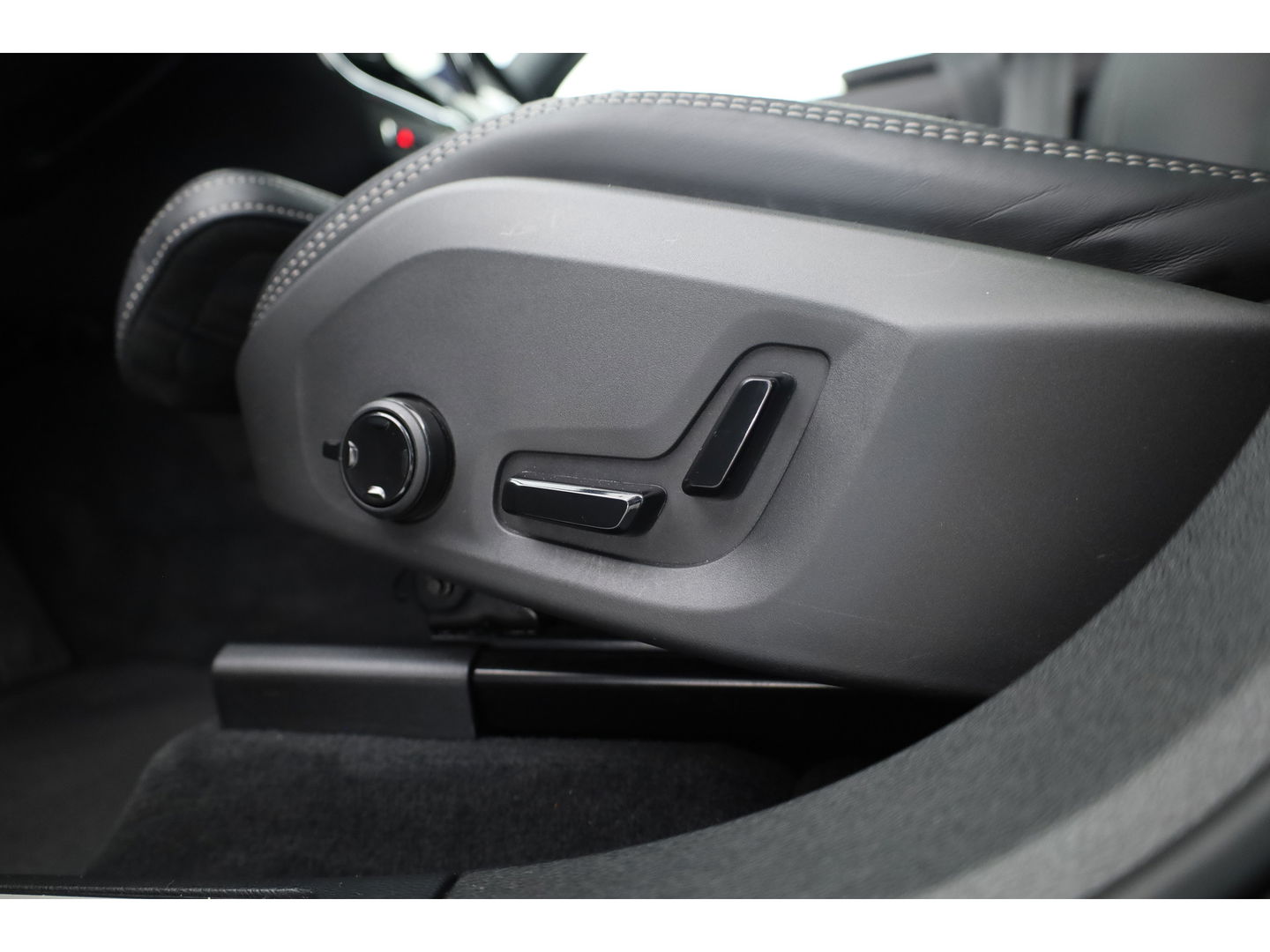Volvo XC60 T8 Recharge Ultimate Black Edition | Full option | Luchtvering | Massage | Bowers &Wilkins | HUD | Pano | stoelventi. | | Gelaagd Glas |