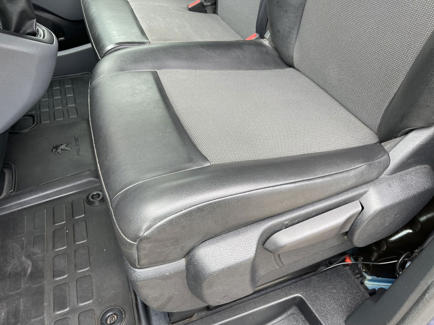 Peugeot Expert 226C 1.6 BlueHDI 95 Premium / speciaal gebouwd voor honden vervoer / hondenauto / omvormer / airco / cruise control / trekhaak / parkeersensoren achter !