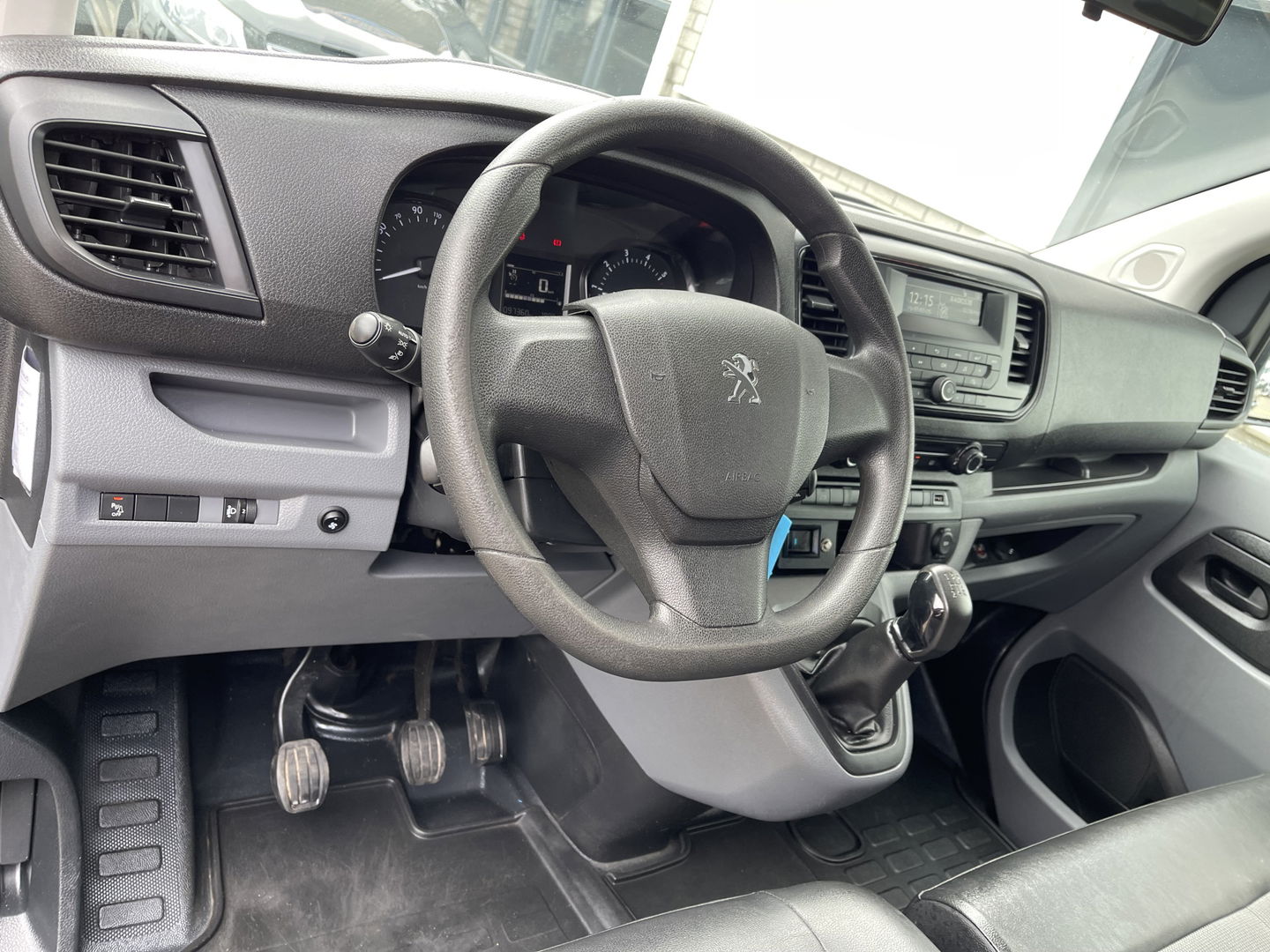 Peugeot Expert 226C 1.6 BlueHDI 95 Premium / speciaal gebouwd voor honden vervoer / hondenauto / omvormer / airco / cruise control / trekhaak / parkeersensoren achter !