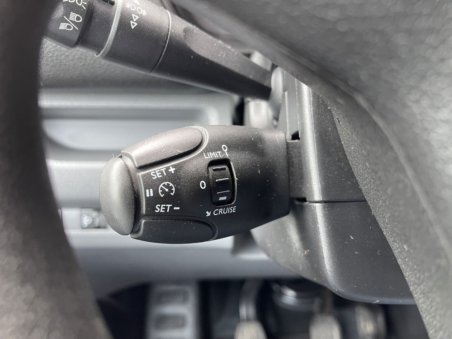 Peugeot Expert 226C 1.6 BlueHDI 95 Premium / speciaal gebouwd voor honden vervoer / hondenauto / omvormer / airco / cruise control / trekhaak / parkeersensoren achter !