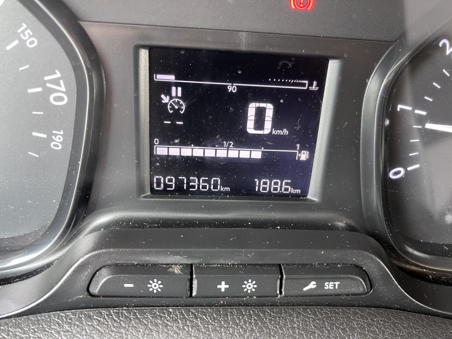 Peugeot Expert 226C 1.6 BlueHDI 95 Premium / speciaal gebouwd voor honden vervoer / hondenauto / omvormer / airco / cruise control / trekhaak / parkeersensoren achter !