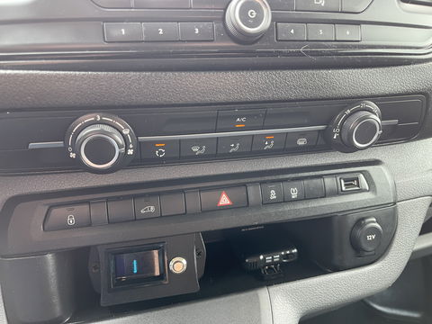 Peugeot Expert 226C 1.6 BlueHDI 95 Premium / speciaal gebouwd voor honden vervoer / hondenauto / omvormer / airco / cruise control / trekhaak / parkeersensoren achter !