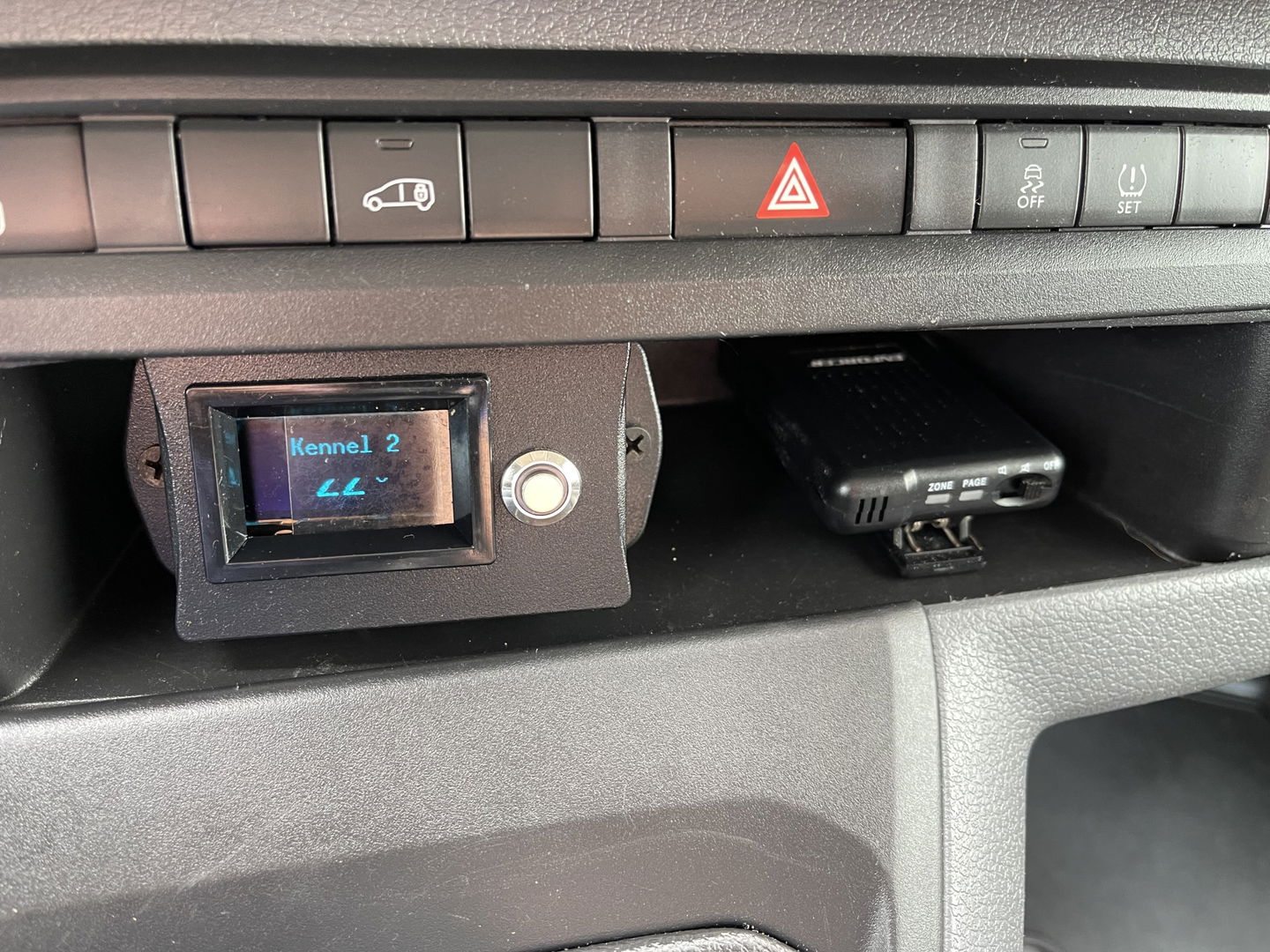 Peugeot Expert 226C 1.6 BlueHDI 95 Premium / speciaal gebouwd voor honden vervoer / hondenauto / omvormer / airco / cruise control / trekhaak / parkeersensoren achter !