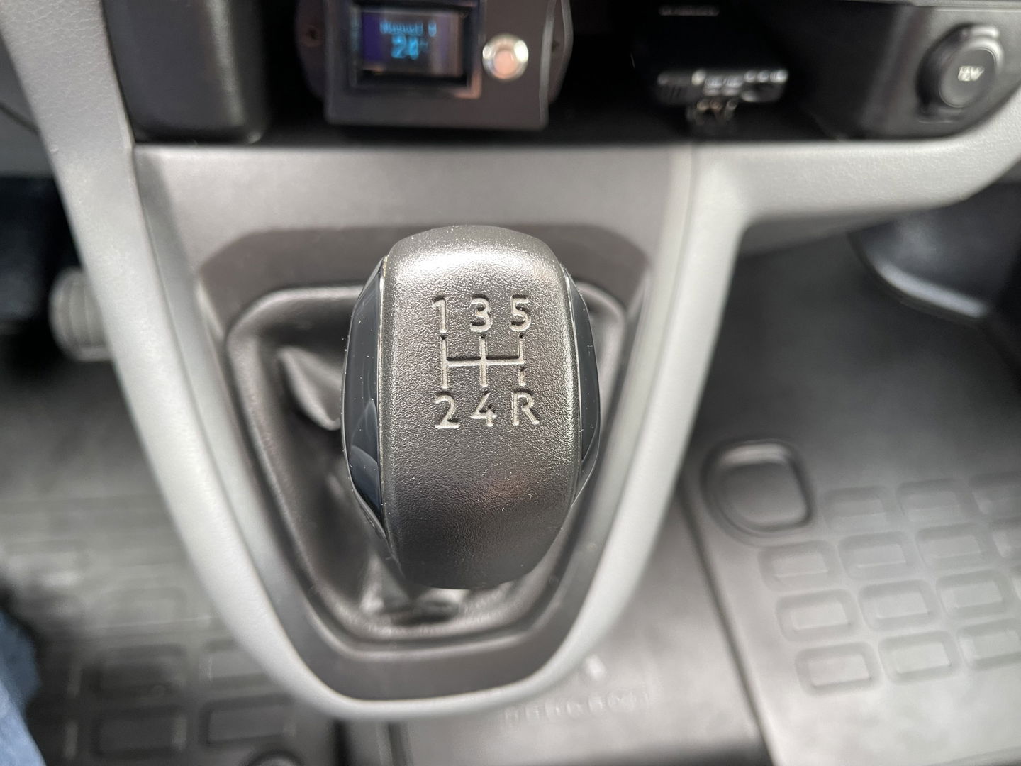 Peugeot Expert 226C 1.6 BlueHDI 95 Premium / speciaal gebouwd voor honden vervoer / hondenauto / omvormer / airco / cruise control / trekhaak / parkeersensoren achter !