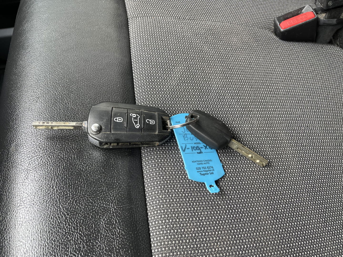Peugeot Expert 226C 1.6 BlueHDI 95 Premium / speciaal gebouwd voor honden vervoer / hondenauto / omvormer / airco / cruise control / trekhaak / parkeersensoren achter !