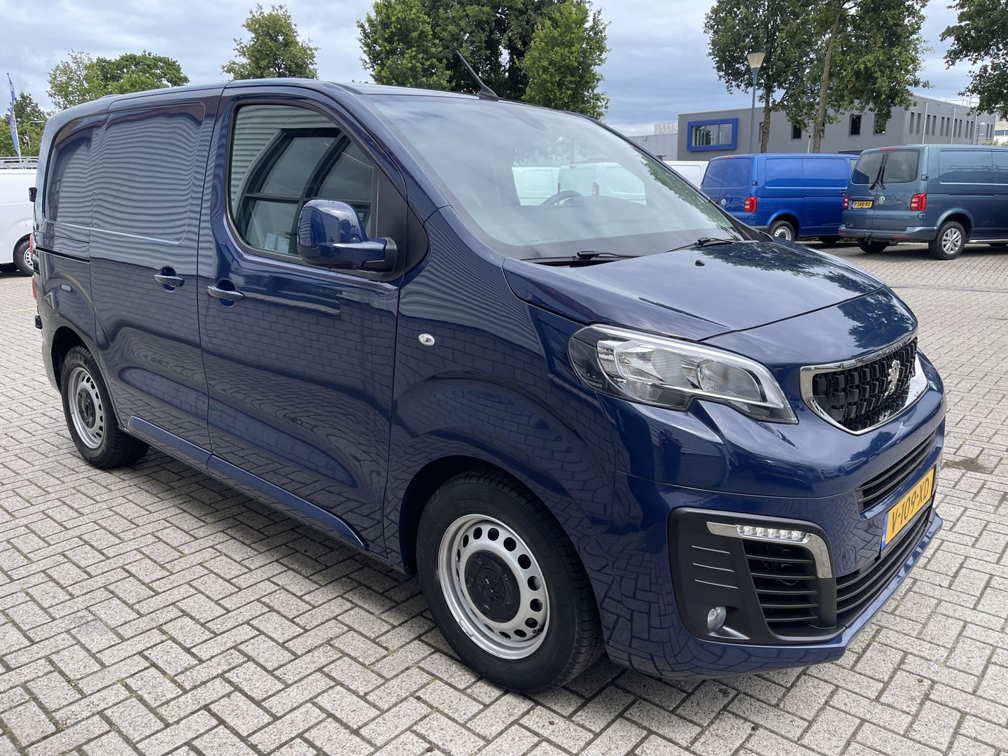 Peugeot Expert 226C 1.6 BlueHDI 95 Premium / speciaal gebouwd voor honden vervoer / hondenauto / omvormer / airco / cruise control / trekhaak / parkeersensoren achter !