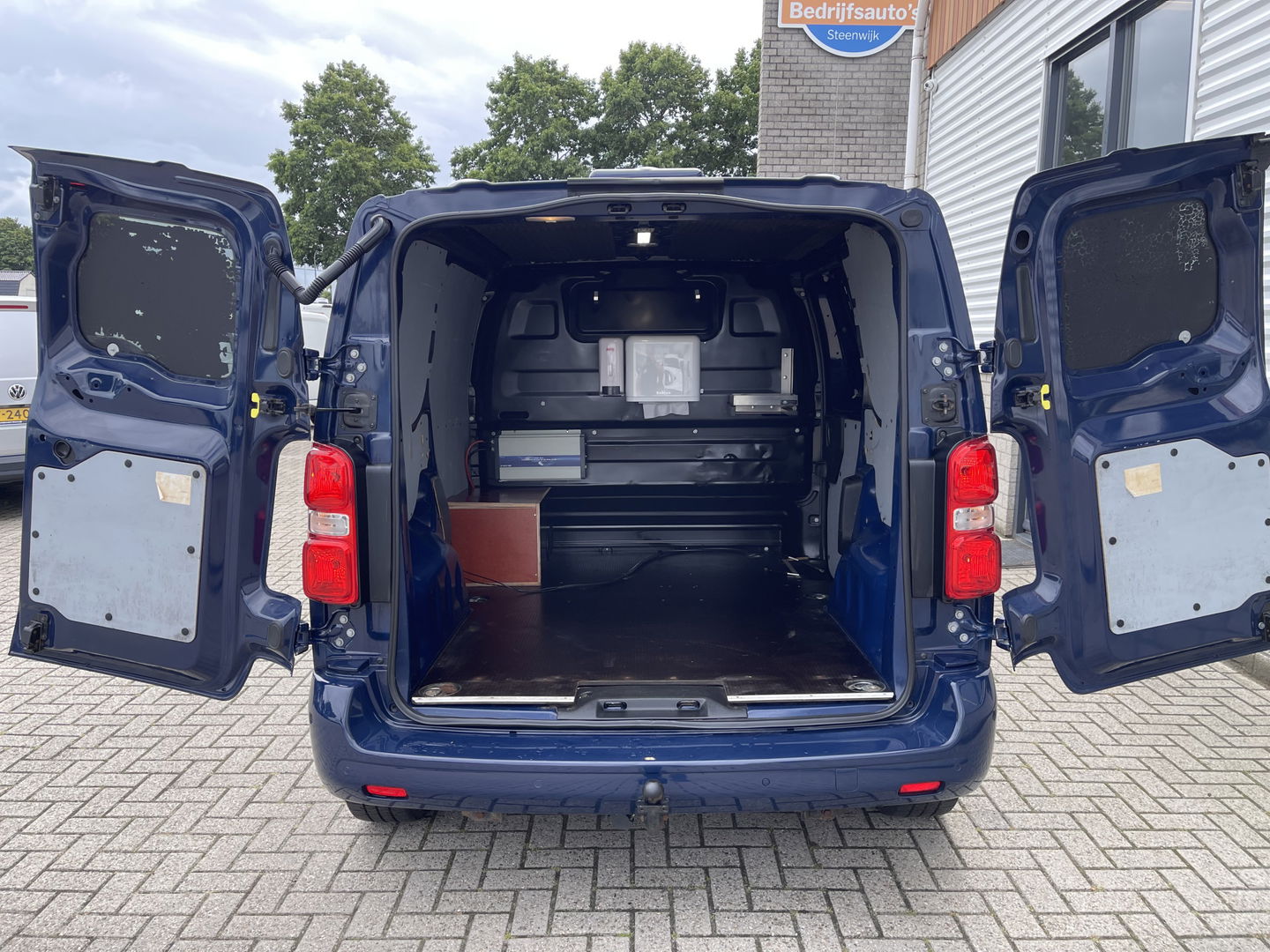Peugeot Expert 226C 1.6 BlueHDI 95 Premium / speciaal gebouwd voor honden vervoer / hondenauto / omvormer / airco / cruise control / trekhaak / parkeersensoren achter !