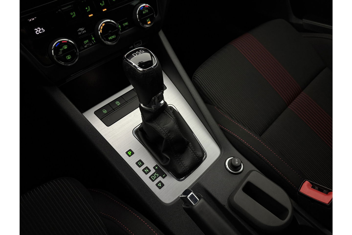 Škoda Octavia 1.5 TSI 150PK Sport Business LED Trekhaak Carplay Clima Cruise Navi PDC 17''LMV