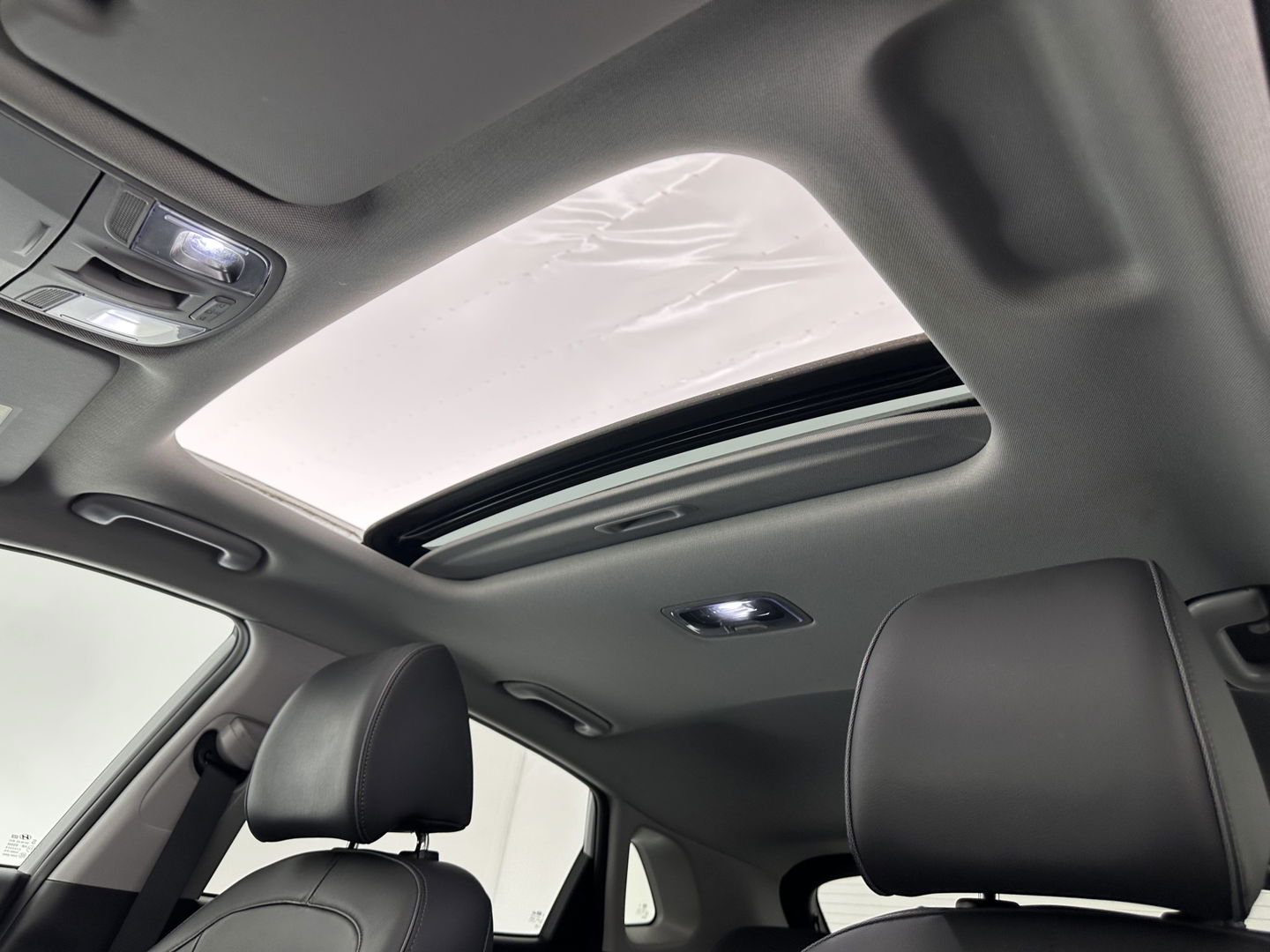 Hyundai KONA EV Premium 64 kWh *FULL-LEATHER | HEAD-UP | SUNROOF | FULL-LED | NAVI-FULLMAP | DAB | ADAPTIVE-CRUISE | KEYLESS | CAMERA | BLIND-SPOT | LANE-ASSIST | DIGI-COCKPIT | COMFORT-SEATS | 17''ALU*