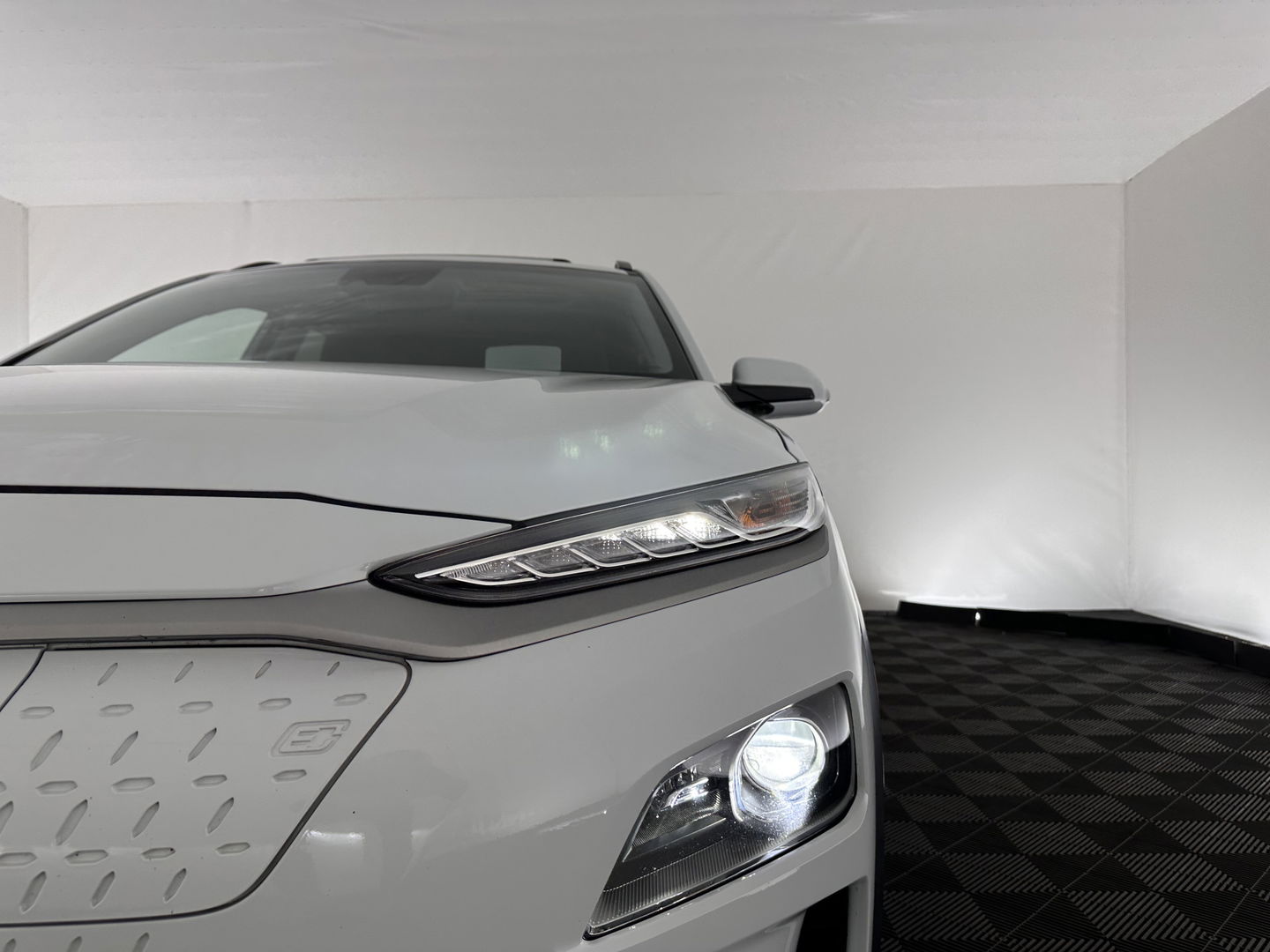 Hyundai KONA EV Premium 64 kWh *FULL-LEATHER | HEAD-UP | SUNROOF | FULL-LED | NAVI-FULLMAP | DAB | ADAPTIVE-CRUISE | KEYLESS | CAMERA | BLIND-SPOT | LANE-ASSIST | DIGI-COCKPIT | COMFORT-SEATS | 17''ALU*