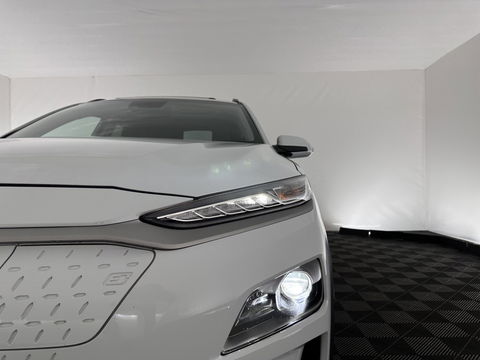 Hyundai KONA EV Premium 64 kWh *FULL-LEATHER | HEAD-UP | SUNROOF | FULL-LED | NAVI-FULLMAP | DAB | ADAPTIVE-CRUISE | KEYLESS | CAMERA | BLIND-SPOT | LANE-ASSIST | DIGI-COCKPIT | COMFORT-SEATS | 17''ALU*