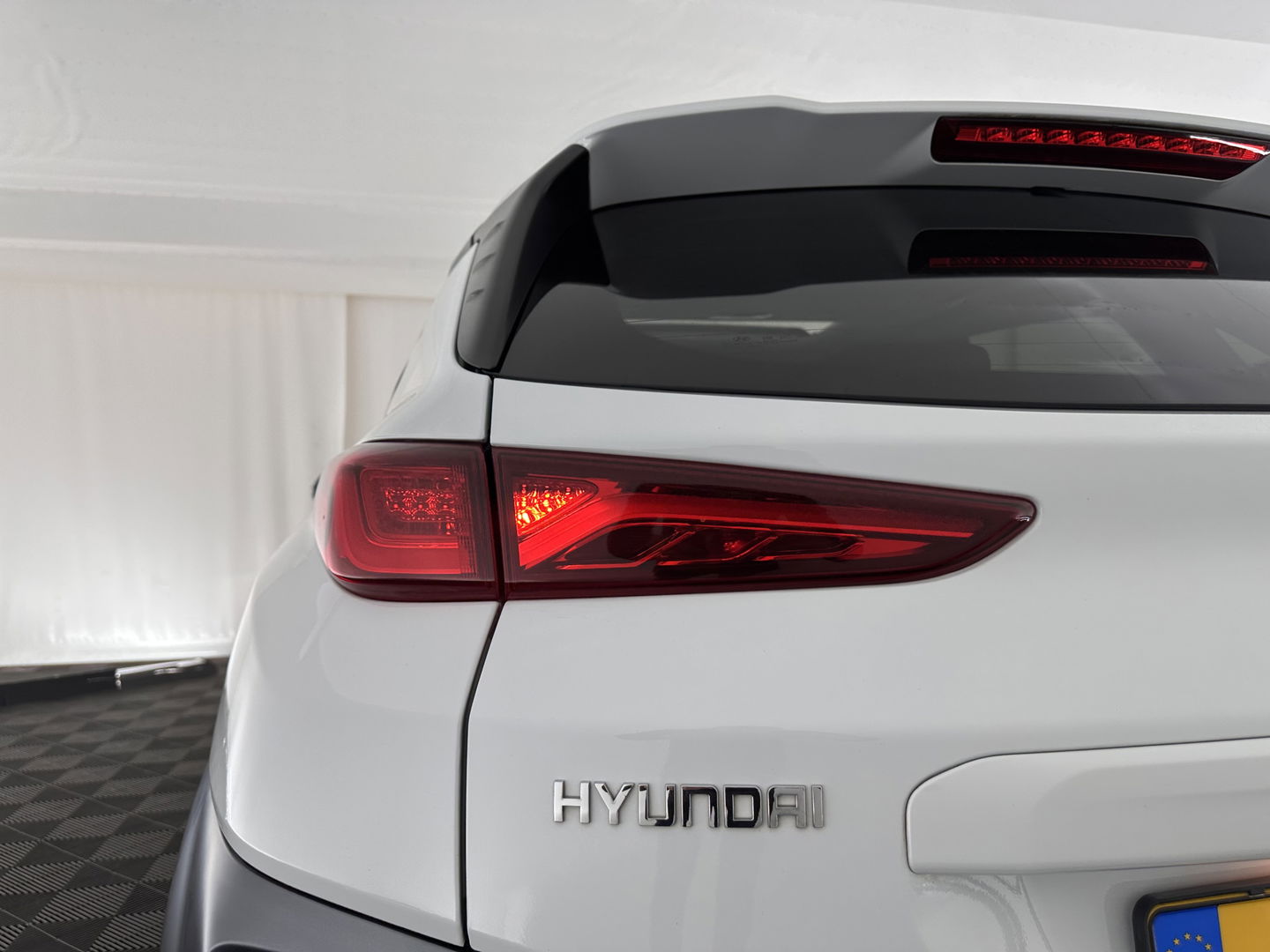 Hyundai KONA EV Premium 64 kWh *FULL-LEATHER | HEAD-UP | SUNROOF | FULL-LED | NAVI-FULLMAP | DAB | ADAPTIVE-CRUISE | KEYLESS | CAMERA | BLIND-SPOT | LANE-ASSIST | DIGI-COCKPIT | COMFORT-SEATS | 17''ALU*
